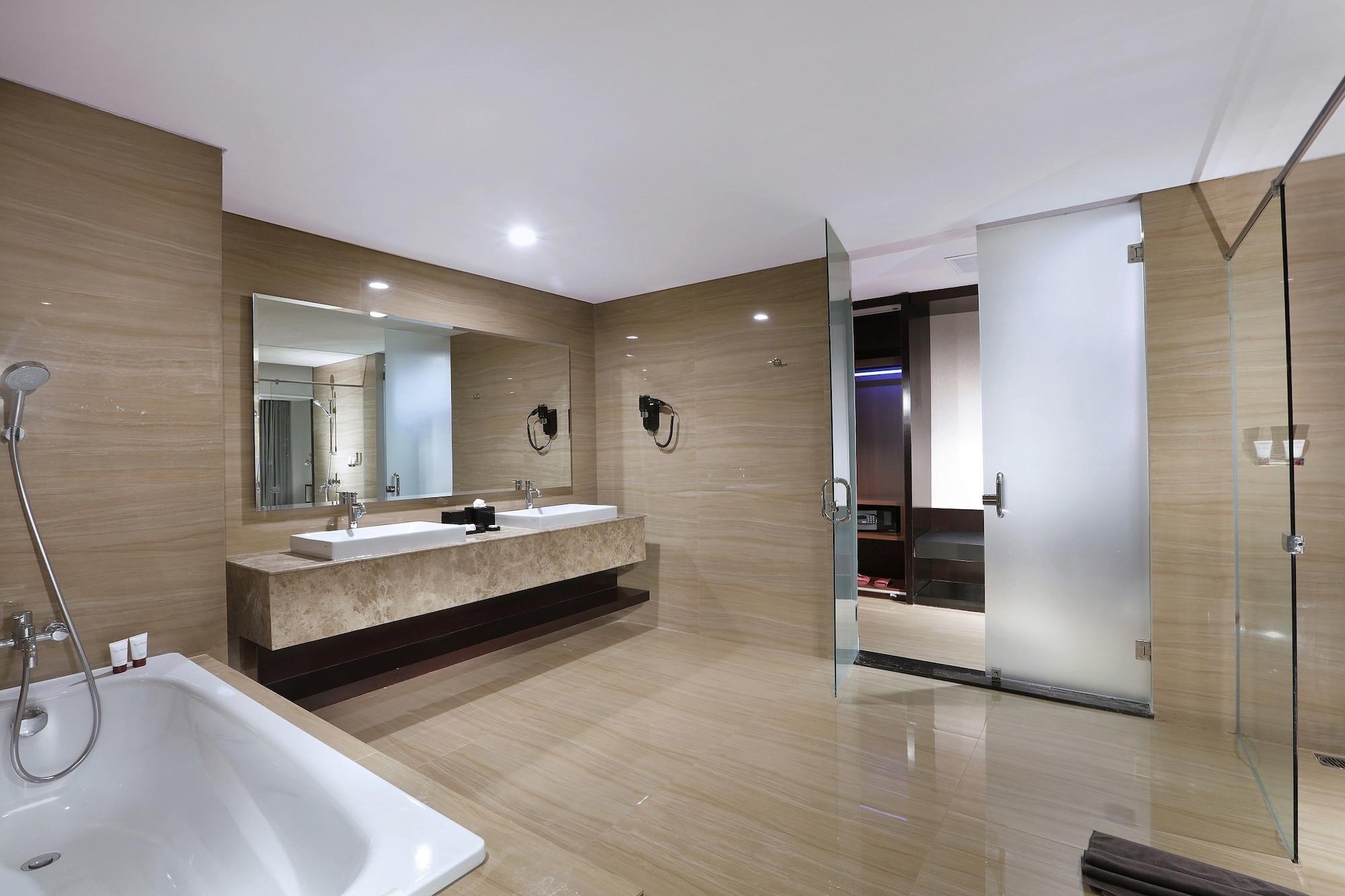 The Alana Hotel & Convention Center Solo By Aston Exterior foto
