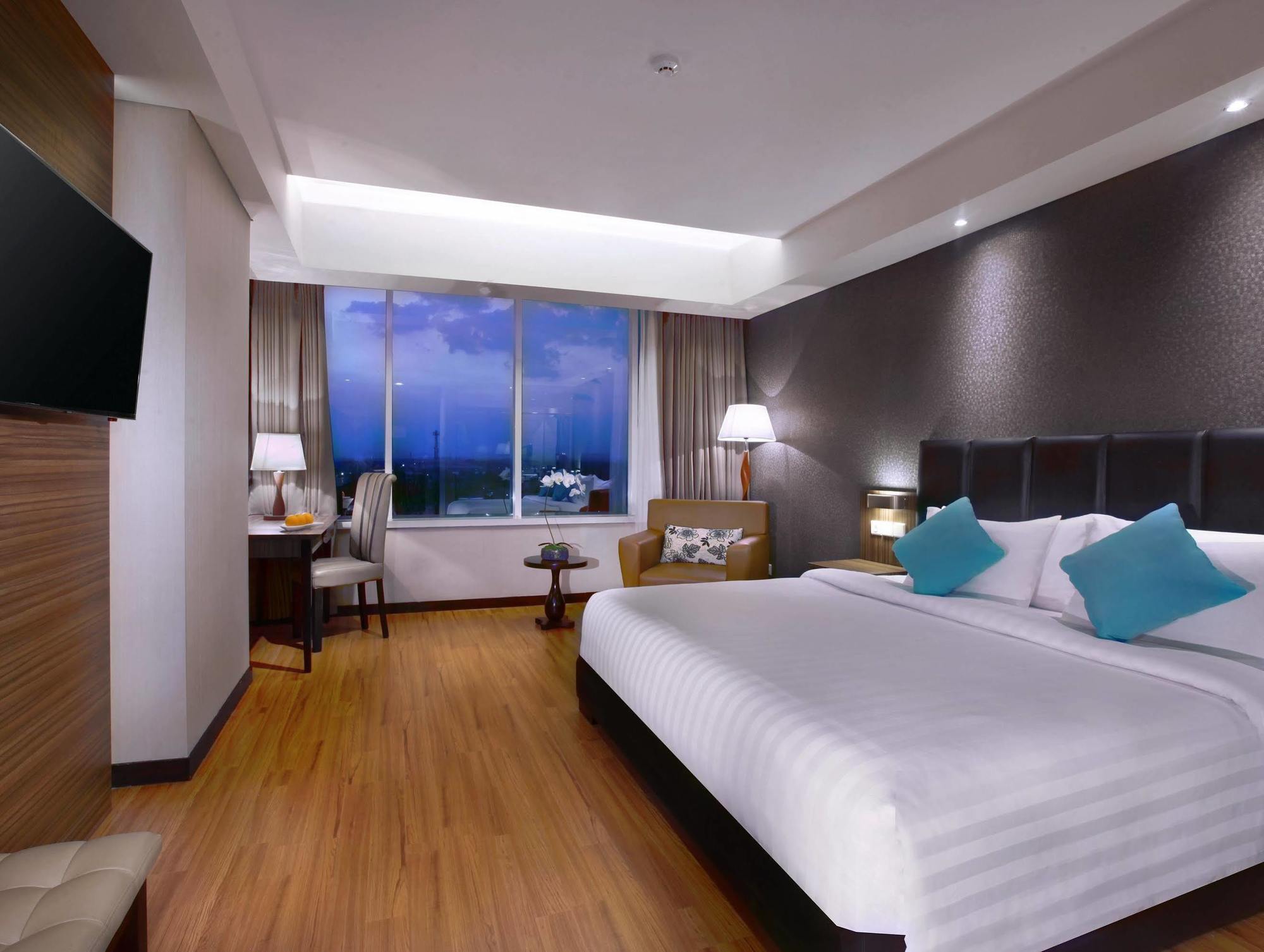 The Alana Hotel & Convention Center Solo By Aston Exterior foto