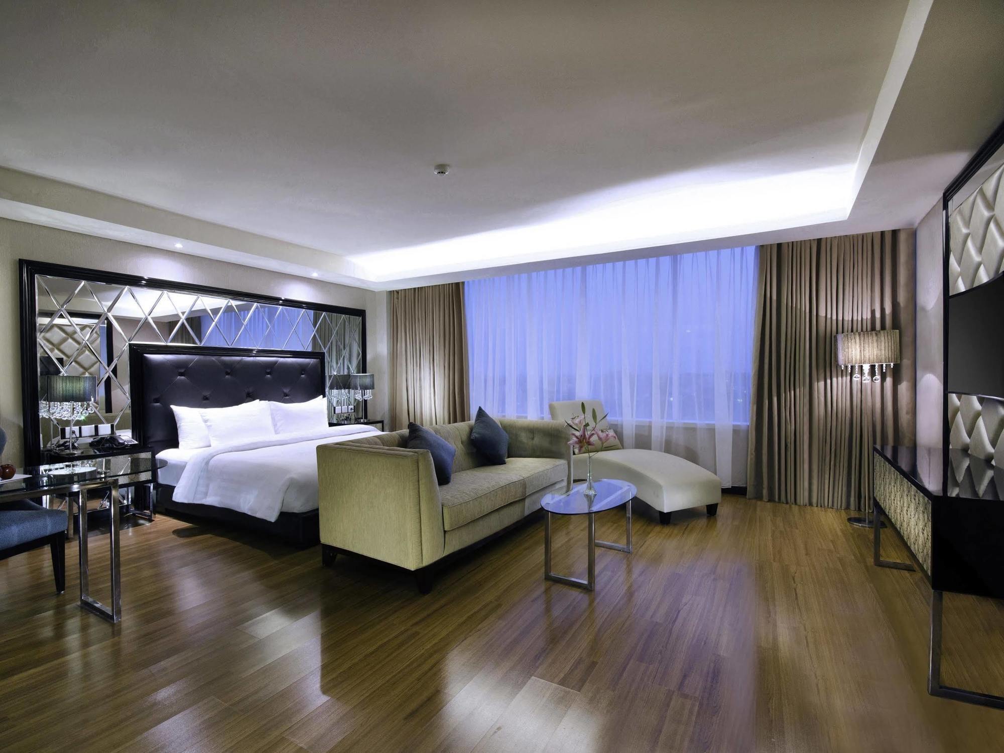 The Alana Hotel & Convention Center Solo By Aston Exterior foto